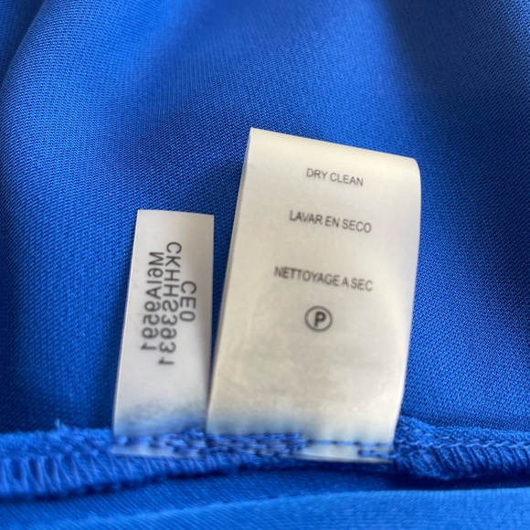 NWOT Calvin Klein Woman’s Royal blue roll up sleeve button top with chain - Picture 10 of 11